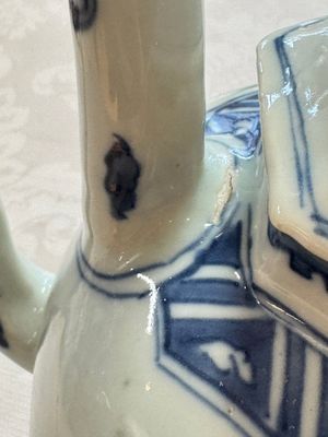 A Chinese blue and white 'Mythical Beasts' wine pot and cover, Transitional period — foto 9