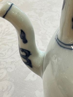 A Chinese blue and white 'Mythical Beasts' wine pot and cover, Transitional period — foto 10