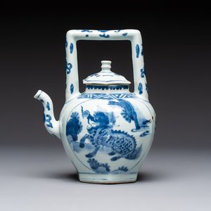 A Chinese blue and white 'Mythical Beasts' wine pot and cover, Transitional period — foto 1