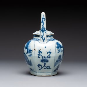 A Chinese blue and white 'Mythical Beasts' wine pot and cover, Transitional period — foto 2