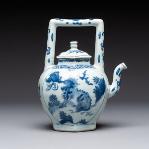 A Chinese blue and white 'Mythical Beasts' wine pot and cover, Transitional period — foto 3