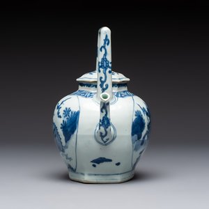A Chinese blue and white 'Mythical Beasts' wine pot and cover, Transitional period — foto 4