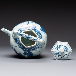 A Chinese blue and white 'Mythical Beasts' wine pot and cover, Transitional period — foto 6