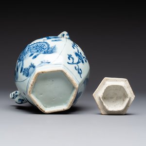A Chinese blue and white 'Mythical Beasts' wine pot and cover, Transitional period — foto 7
