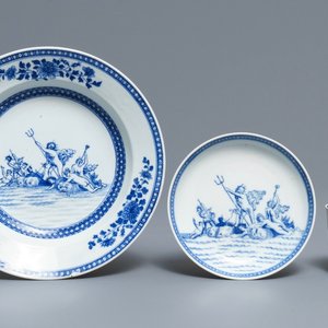A Chinese blue and white mythological cup and saucer with matching plate depicting Neptune, Qianlong — 照片 1