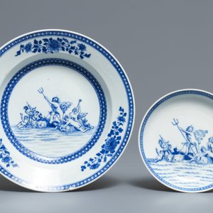 A Chinese blue and white mythological cup and saucer with matching plate depicting Neptune, Qianlong — 照片 2