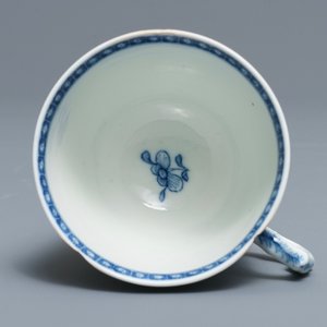 A Chinese blue and white mythological cup and saucer with matching plate depicting Neptune, Qianlong — 照片 9