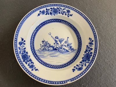A Chinese blue and white mythological subject plate with Neptune, Qianlong — 照片 1