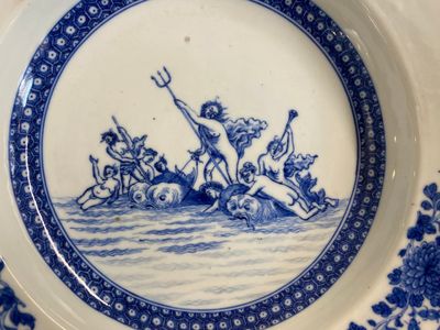 A Chinese blue and white mythological subject plate with Neptune, Qianlong — 照片 2
