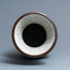 A Chinese blue and white Nanking crackle-glazed 'Li Tieguai' vase, 19th C. — photo 5