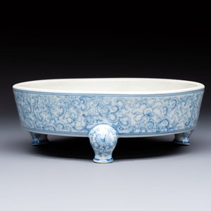 A Chinese blue and white narcissus basin, Yongzheng mark, 20th C. — photo 1