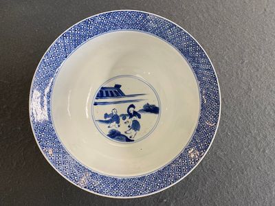 A Chinese blue and white 'narrative subject' bowl, Kangxi mark and of the period — photo 1