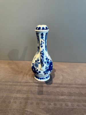 A Chinese blue and white 'nude figure' jug and cover, Kangxi, ca. 1680 — photo 2