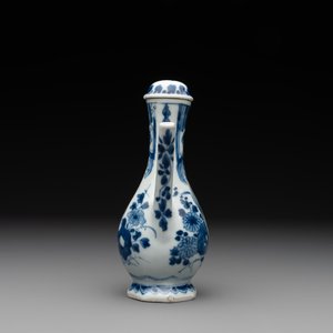 A Chinese blue and white 'nude figure' jug and cover, Kangxi, ca. 1680 — photo 4