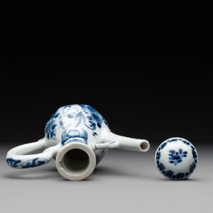 A Chinese blue and white 'nude figure' jug and cover, Kangxi, ca. 1680 — photo 5