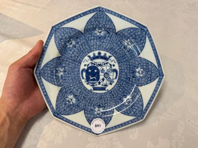 A Chinese blue and white octagonal armorial plate with an alliance coat of arms of De Haze and Sonmans for the Dutch market, Qianlong, ca. 1738-1741 — photo 1