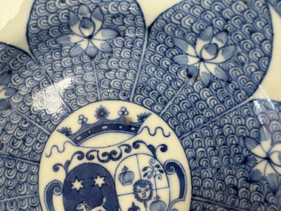 A Chinese blue and white octagonal armorial plate with an alliance coat of arms of De Haze and Sonmans for the Dutch market, Qianlong, ca. 1738-1741 — photo 2