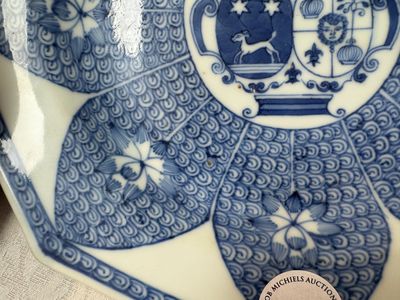 A Chinese blue and white octagonal armorial plate with an alliance coat of arms of De Haze and Sonmans for the Dutch market, Qianlong, ca. 1738-1741 — photo 3