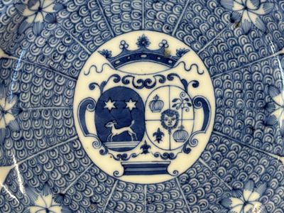 A Chinese blue and white octagonal armorial plate with an alliance coat of arms of De Haze and Sonmans for the Dutch market, Qianlong, ca. 1738-1741 — photo 4