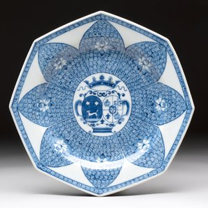A Chinese blue and white octagonal armorial plate with an alliance coat of arms of De Haze and Sonmans for the Dutch market, Qianlong, ca. 1738-1741 — photo 1