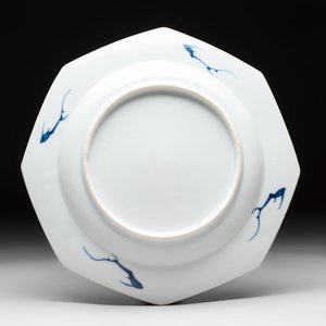 A Chinese blue and white octagonal armorial plate with an alliance coat of arms of De Haze and Sonmans for the Dutch market, Qianlong, ca. 1738-1741 — photo 2