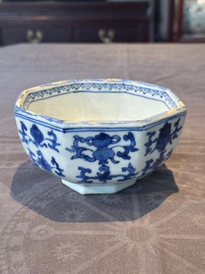 A Chinese blue and white octagonal 'bajixiang' bowl, Ming — foto 1