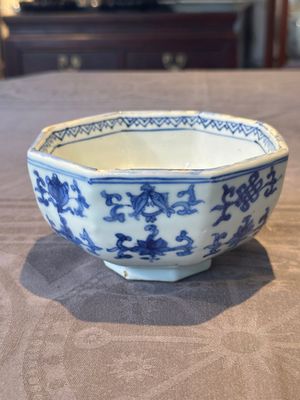 A Chinese blue and white octagonal 'bajixiang' bowl, Ming — foto 3