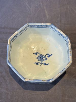 A Chinese blue and white octagonal 'bajixiang' bowl, Ming — foto 4