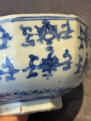 A Chinese blue and white octagonal 'bajixiang' bowl, Ming — foto 5