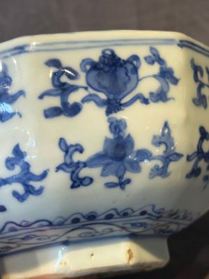 A Chinese blue and white octagonal 'bajixiang' bowl, Ming — foto 6