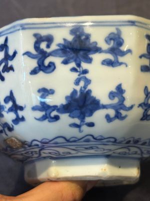 A Chinese blue and white octagonal 'bajixiang' bowl, Ming — foto 7