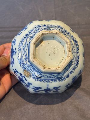 A Chinese blue and white octagonal 'bajixiang' bowl, Ming — foto 10