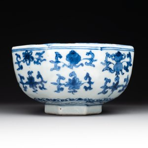 A Chinese blue and white octagonal 'bajixiang' bowl, Ming — foto 2