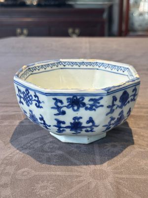A Chinese blue and white octagonal 'bajixiang' bowl, Ming — photo 2