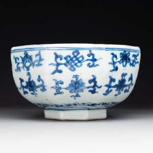 A Chinese blue and white octagonal 'bajixiang' bowl, Ming — photo 1