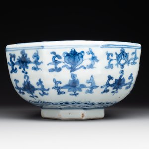 A Chinese blue and white octagonal 'bajixiang' bowl, Ming — photo 3
