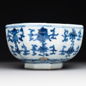 A Chinese blue and white octagonal 'bajixiang' bowl, Ming — photo 4