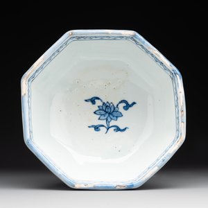 A Chinese blue and white octagonal 'bajixiang' bowl, Ming — photo 5