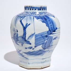 A Chinese blue and white octagonal baluster vase, Transitional period — photo 4