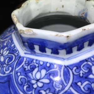 A Chinese blue and white octagonal baluster vase, Transitional period — photo 8