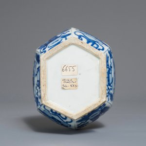 A Chinese blue and white octagonal bottle vase, Kangxi — photo 5