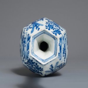 A Chinese blue and white octagonal bottle vase, Kangxi — photo 6