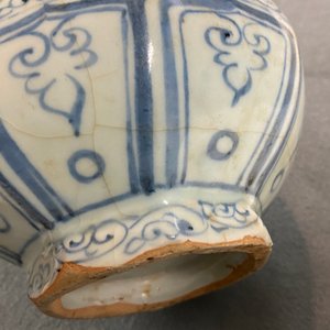 A Chinese blue and white octagonal bottle vase with floral design, Hongwu — 照片 12