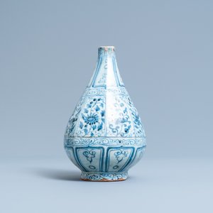 A Chinese blue and white octagonal bottle vase with floral design, Hongwu — 照片 4