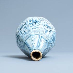 A Chinese blue and white octagonal bottle vase with floral design, Hongwu — 照片 5