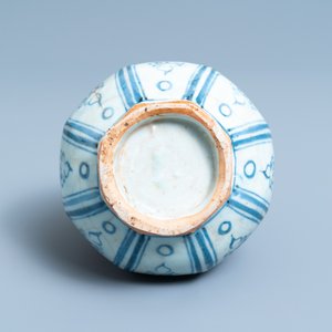 A Chinese blue and white octagonal bottle vase with floral design, Hongwu — 照片 6