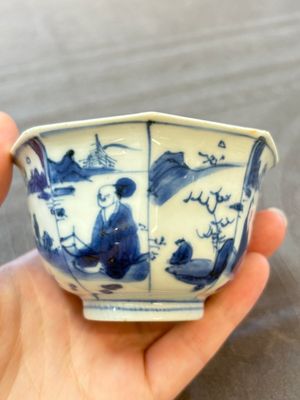 A Chinese blue and white octagonal bowl and a green and red-enamelled blue and white bowl, Jiajing/Chongzhen — 照片 1