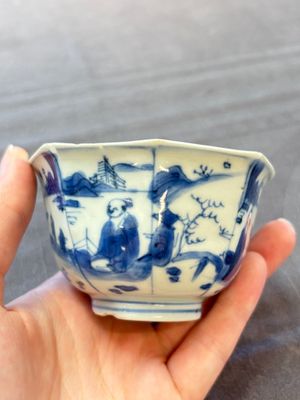 A Chinese blue and white octagonal bowl and a green and red-enamelled blue and white bowl, Jiajing/Chongzhen — 照片 3