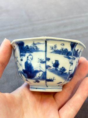 A Chinese blue and white octagonal bowl and a green and red-enamelled blue and white bowl, Jiajing/Chongzhen — 照片 4