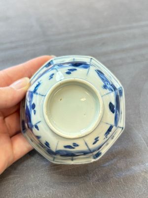 A Chinese blue and white octagonal bowl and a green and red-enamelled blue and white bowl, Jiajing/Chongzhen — 照片 6
